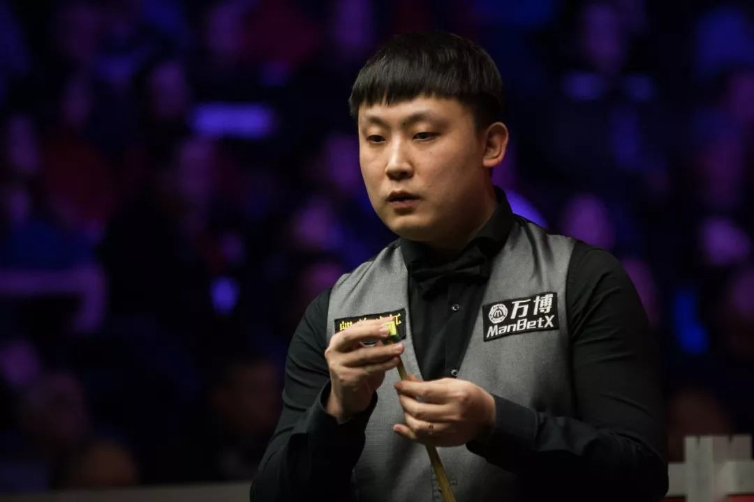 在处理足球 在处理足球