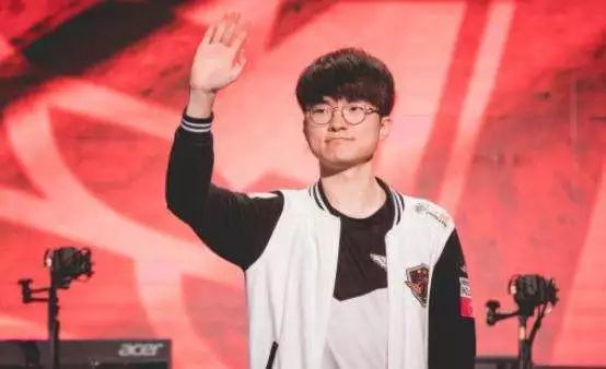 国足在更衣 国足在更衣